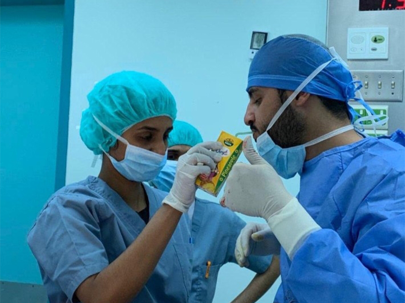 إفطار رمضاني خلال عملية جراحية للدماغ يحدث ضجة في السعودية